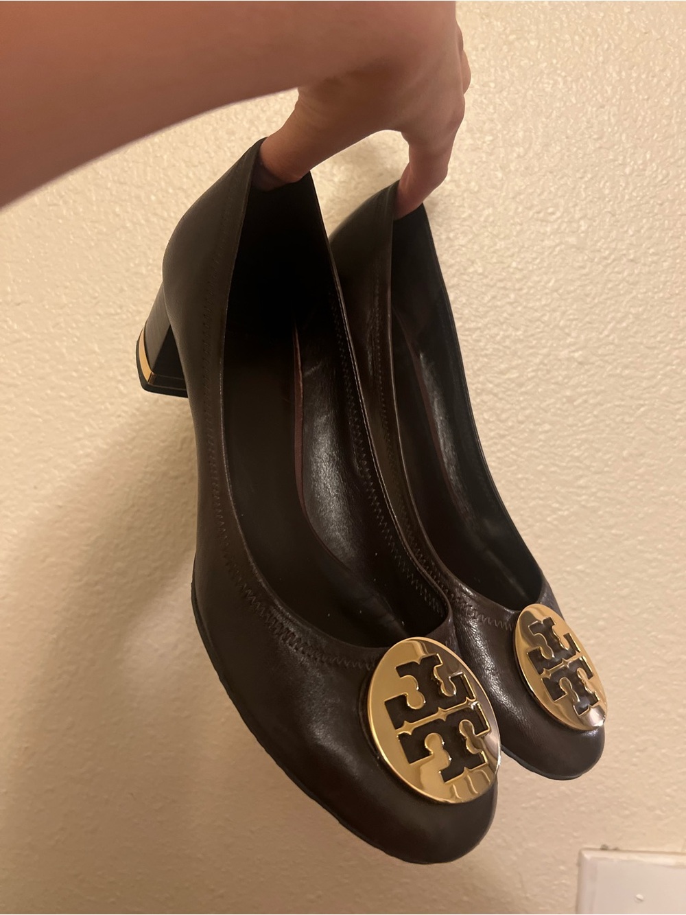 Tory Burch Basic Amy Pump Leather Mid Block Heel Pumps Gold Logo in Coconut 210
